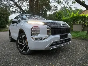 Mitsubishi Outlander 2022 White