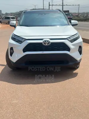 Toyota RAV4 XLE 2025 White