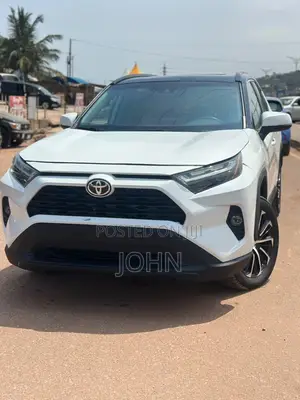 Toyota RAV4 XLE 2025 White