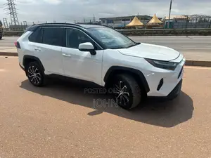 Toyota RAV4 XLE 2025 White