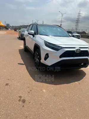 Toyota RAV4 XLE 2025 White