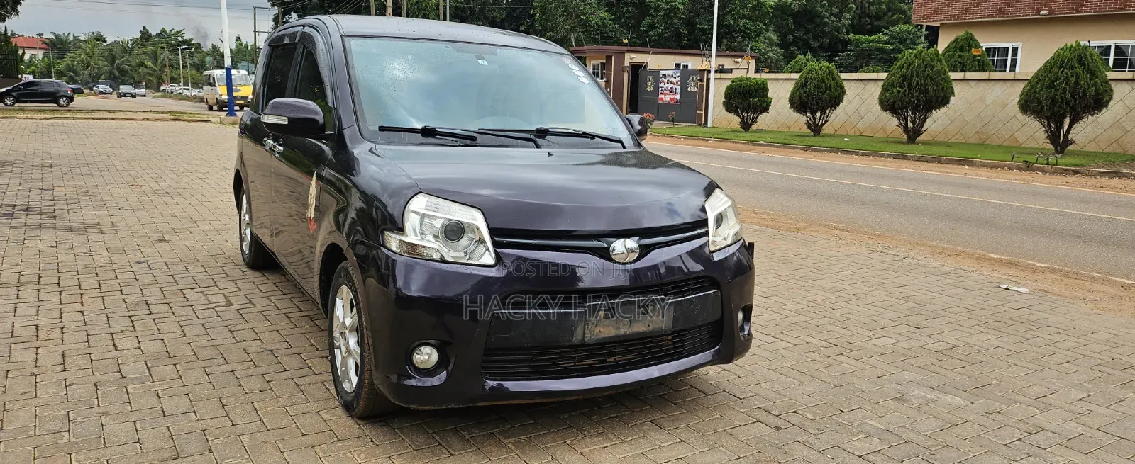 Toyota Sienta 2013 Brown