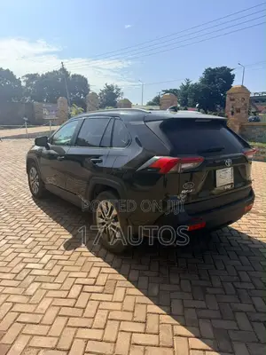 Toyota RAV4 XLE 2021 Black
