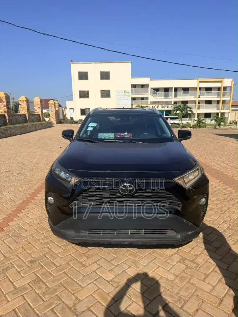 Toyota RAV4 XLE 2021 Black