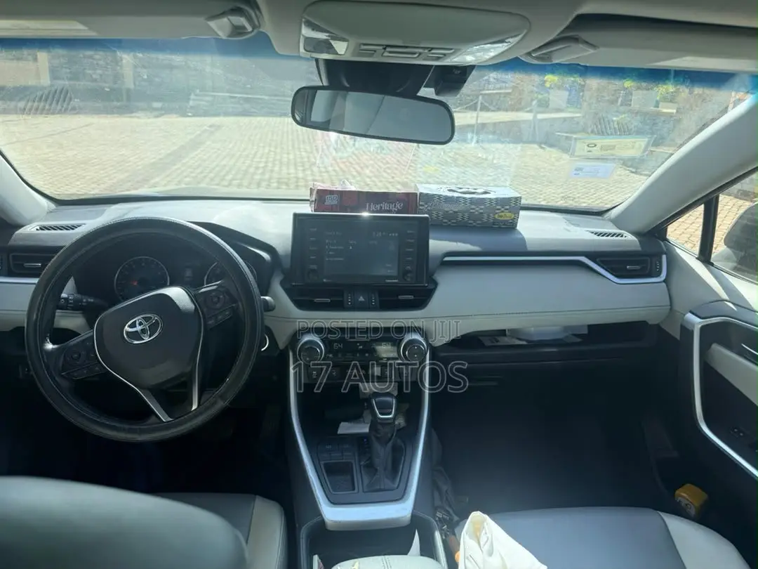 Toyota RAV4 XLE 2021 Black