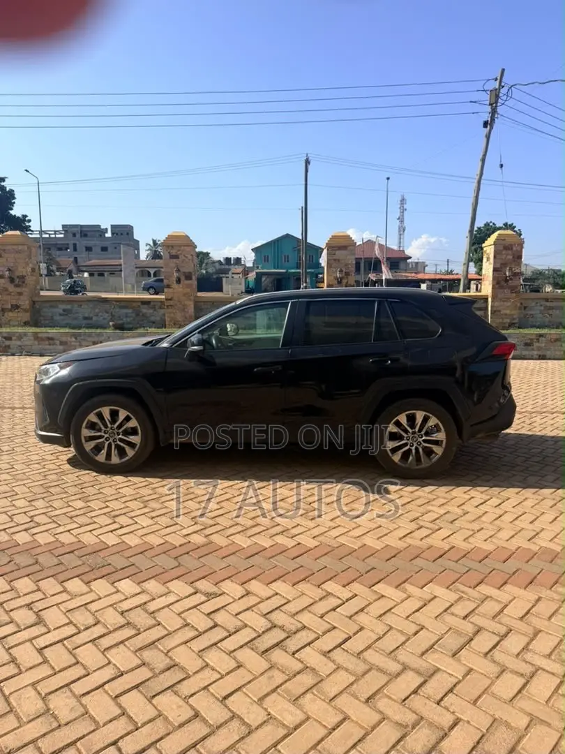 Toyota RAV4 XLE 2021 Black