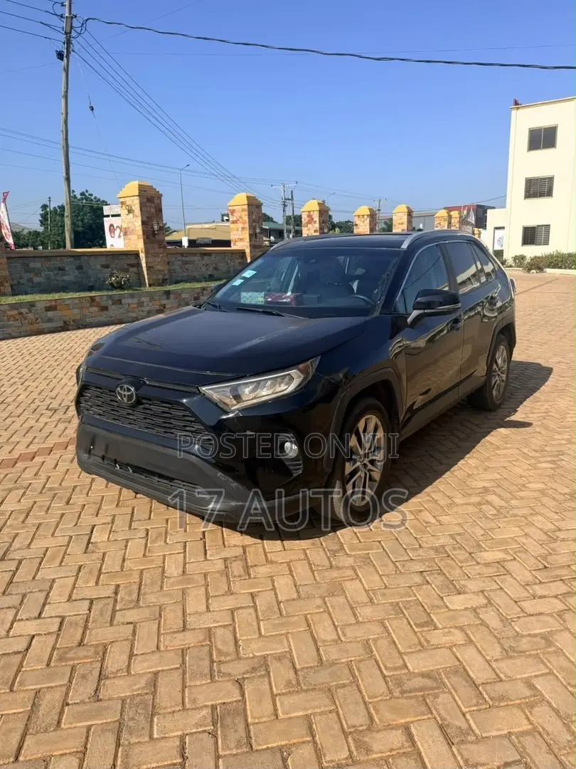 Toyota RAV4 XLE 2021 Black