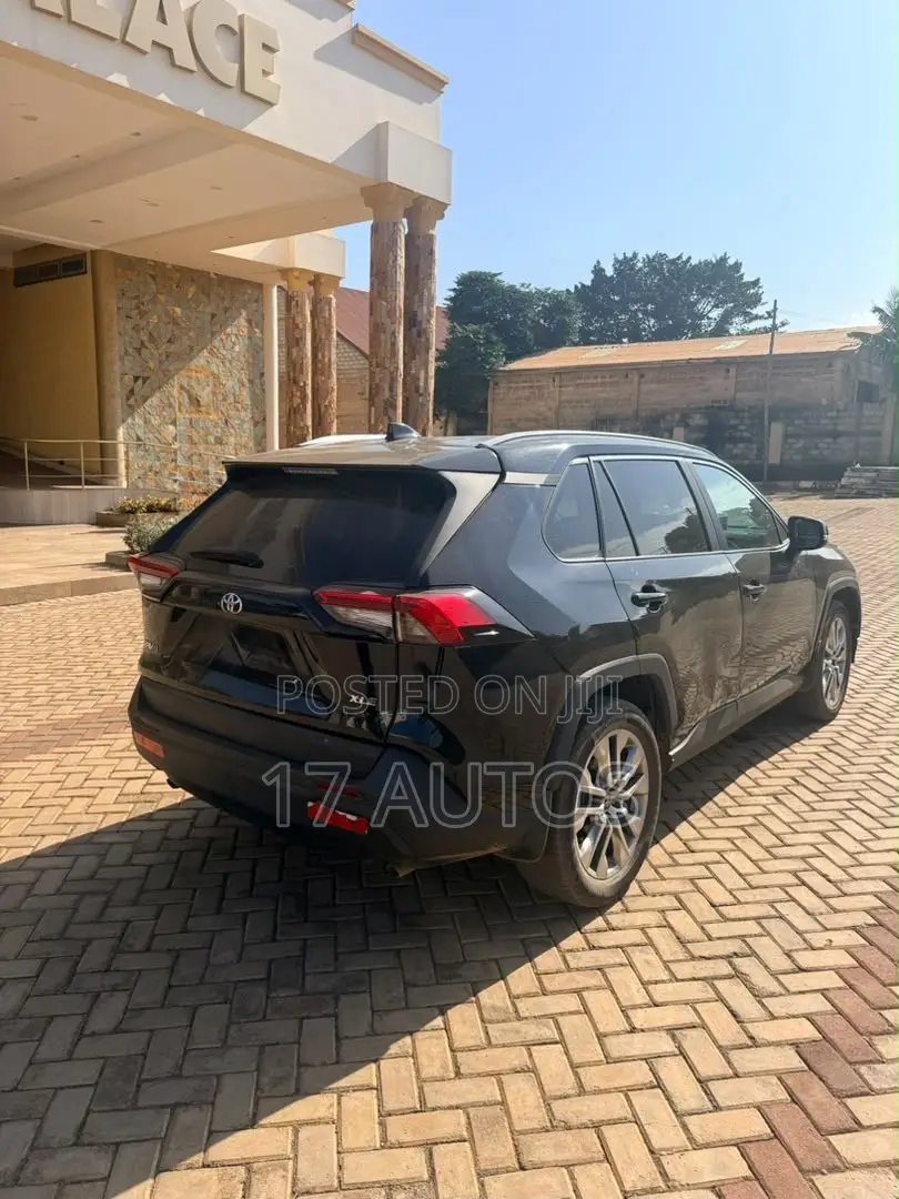 Toyota RAV4 XLE 2021 Black