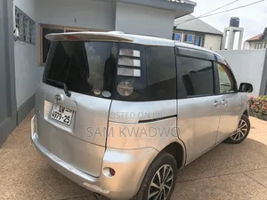 Toyota Sienta 2010 Silver