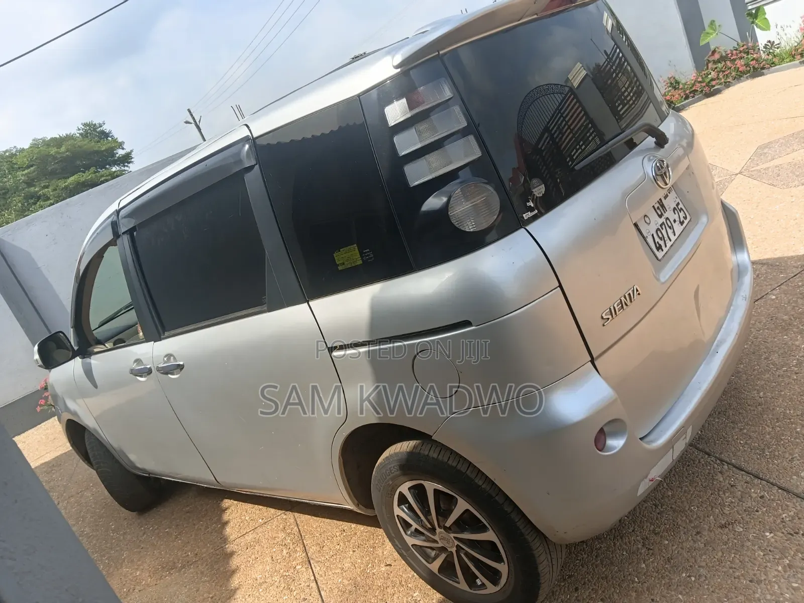 Toyota Sienta 2010 Silver