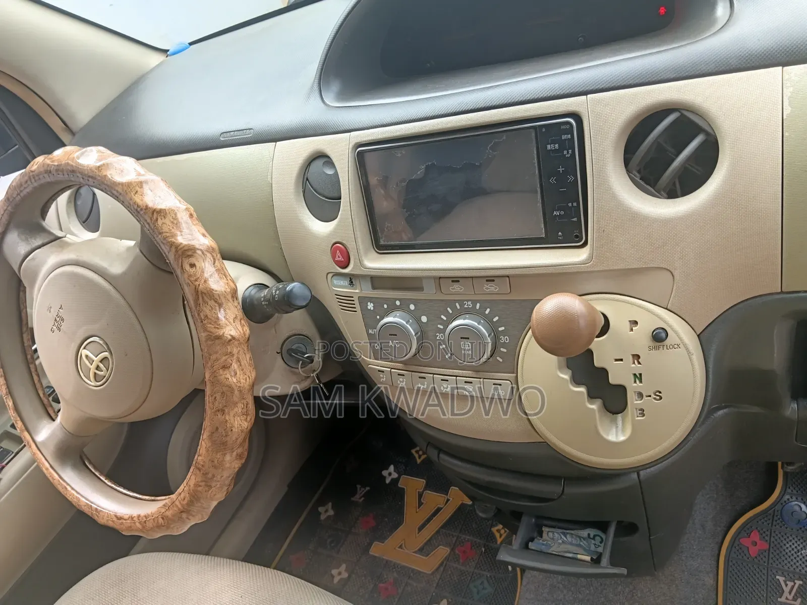 Toyota Sienta 2010 Silver