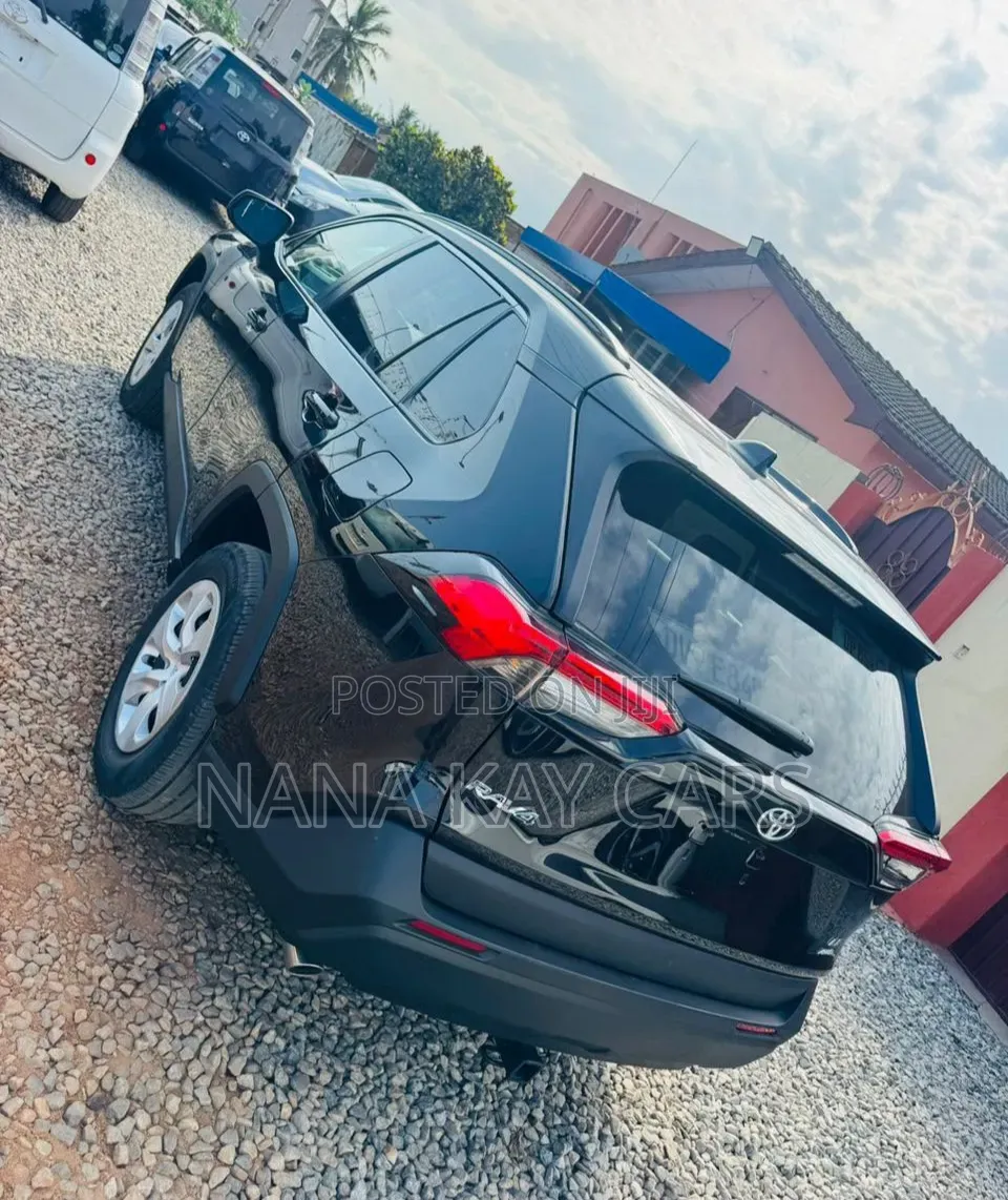 Toyota RAV4 LE 2022 Black