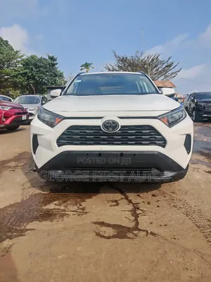 Toyota RAV4 LE AWD 2019 White