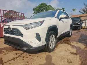 Toyota RAV4 LE AWD 2019 White
