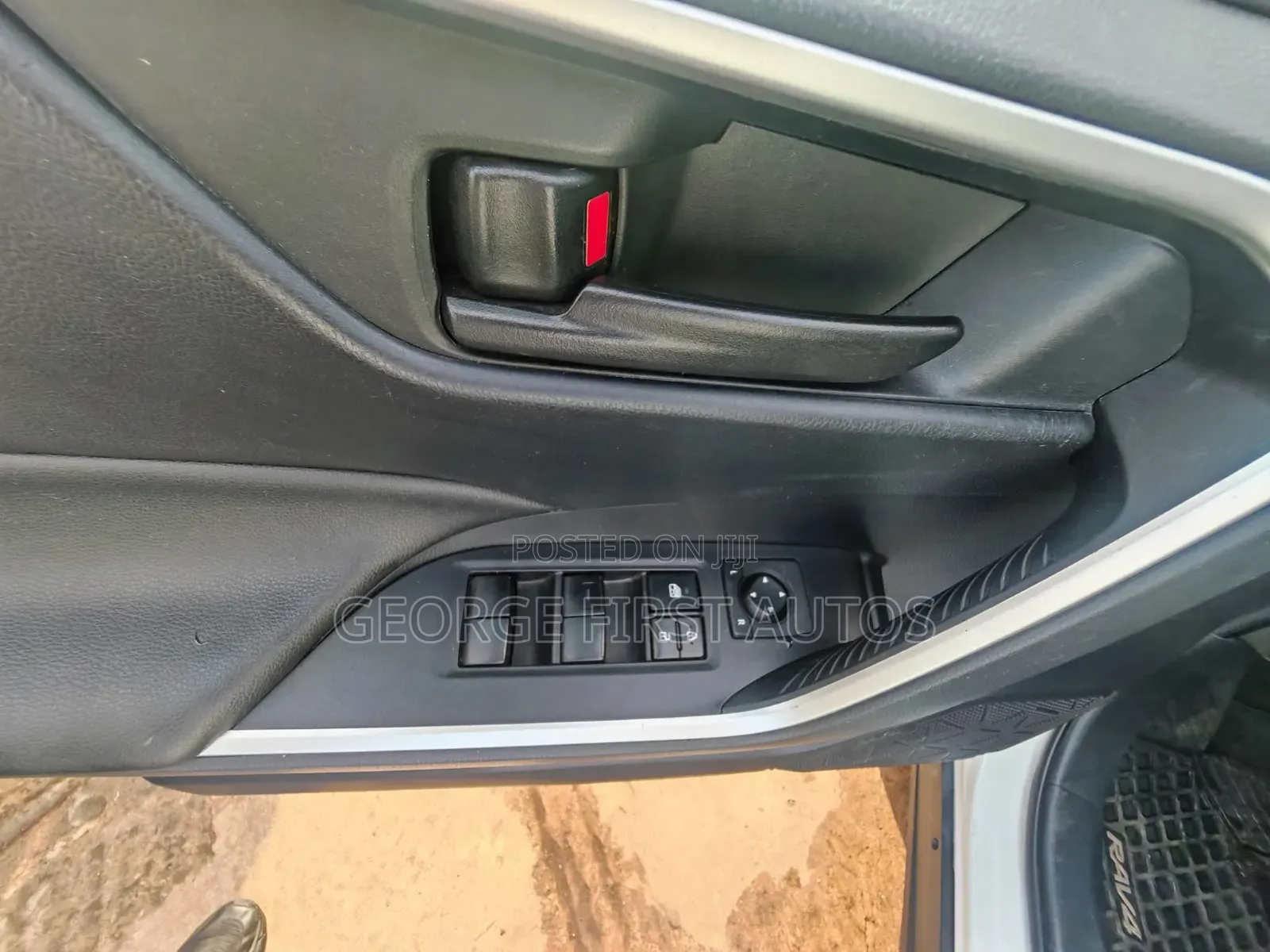 Toyota RAV4 LE AWD 2019 White