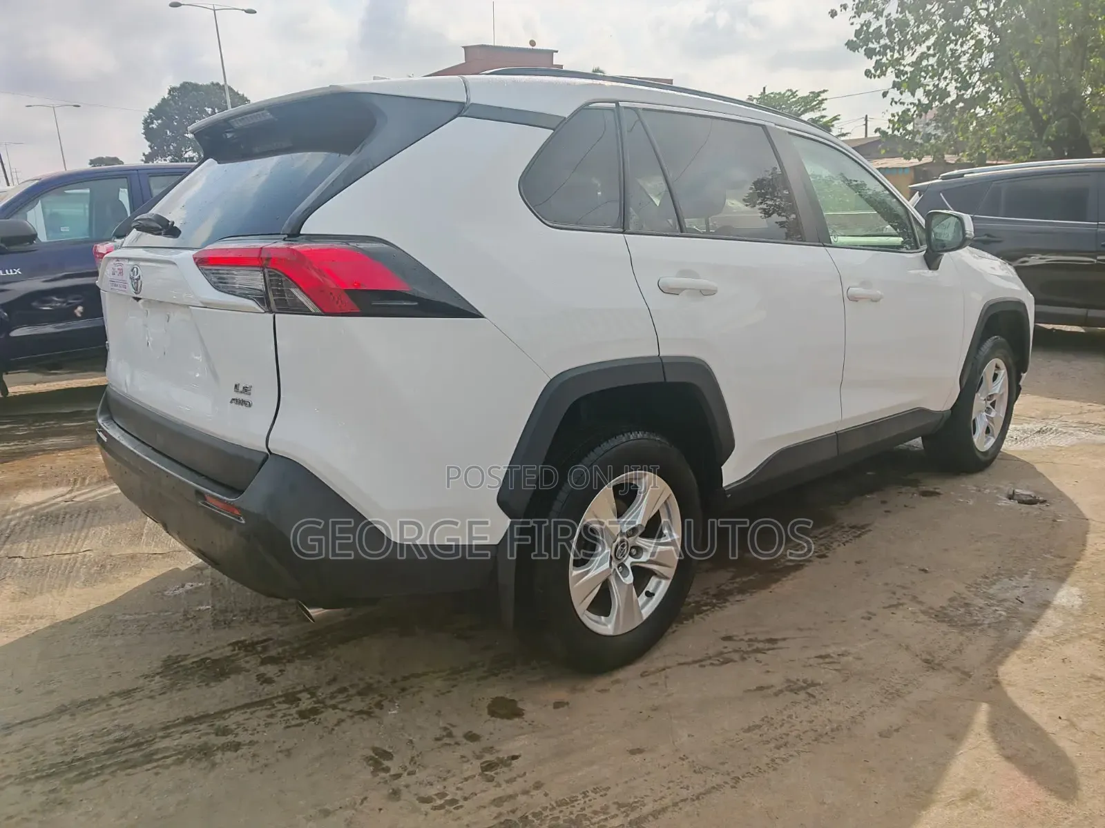 Toyota RAV4 LE AWD 2019 White