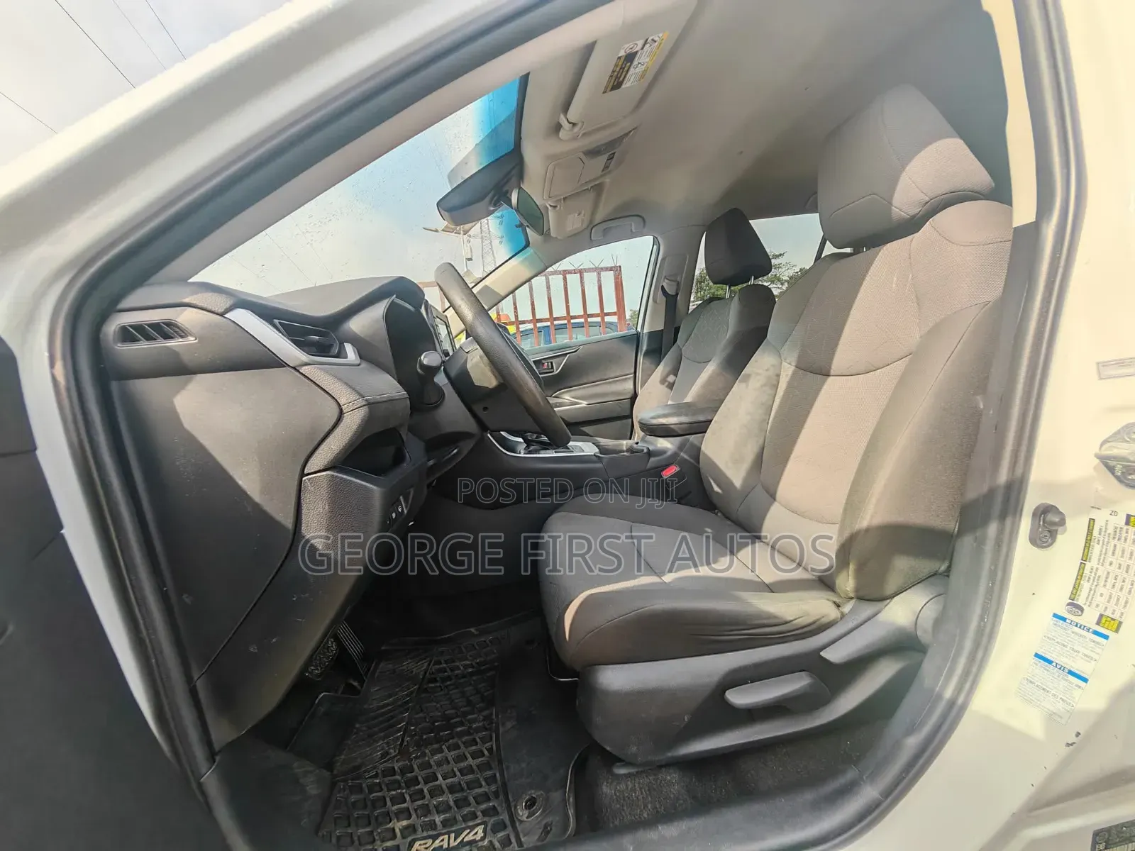 Toyota RAV4 LE AWD 2019 White