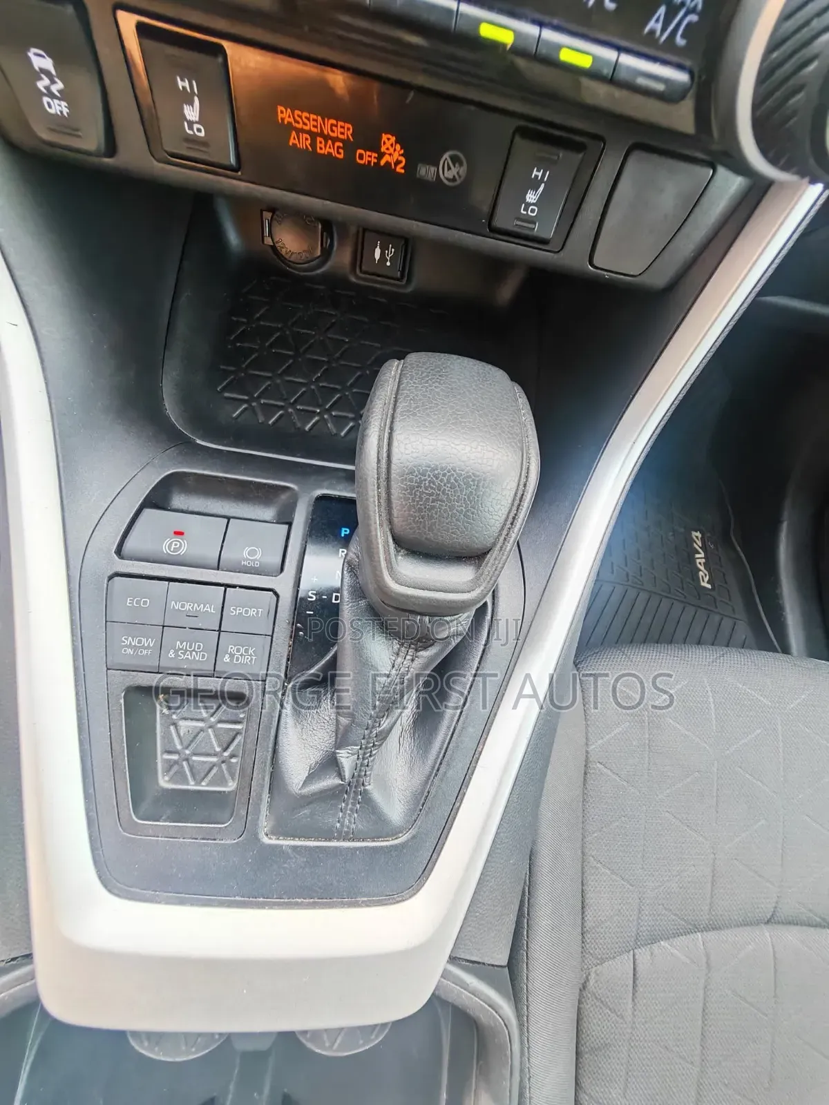Toyota RAV4 LE AWD 2019 White