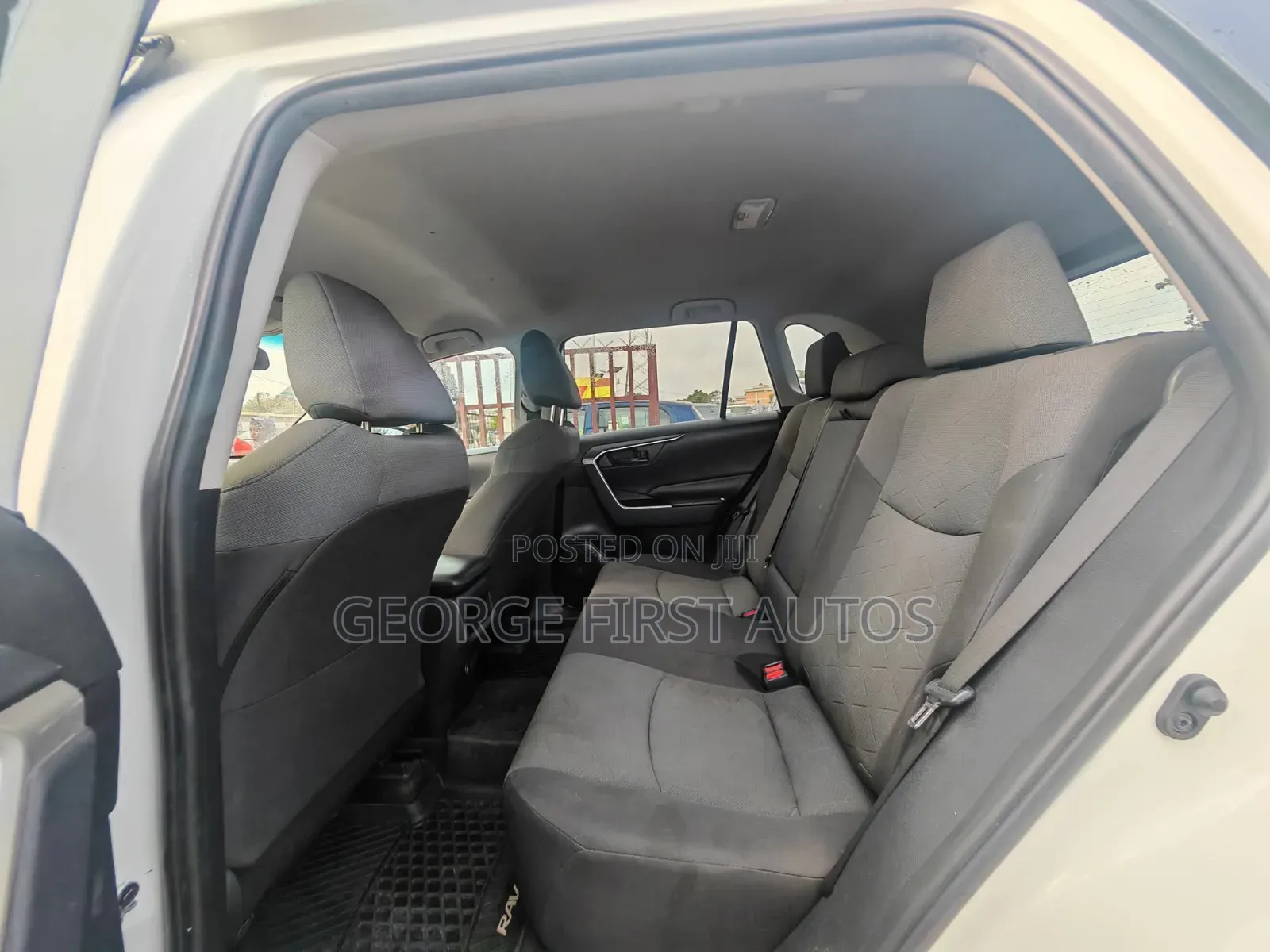 Toyota RAV4 LE AWD 2019 White