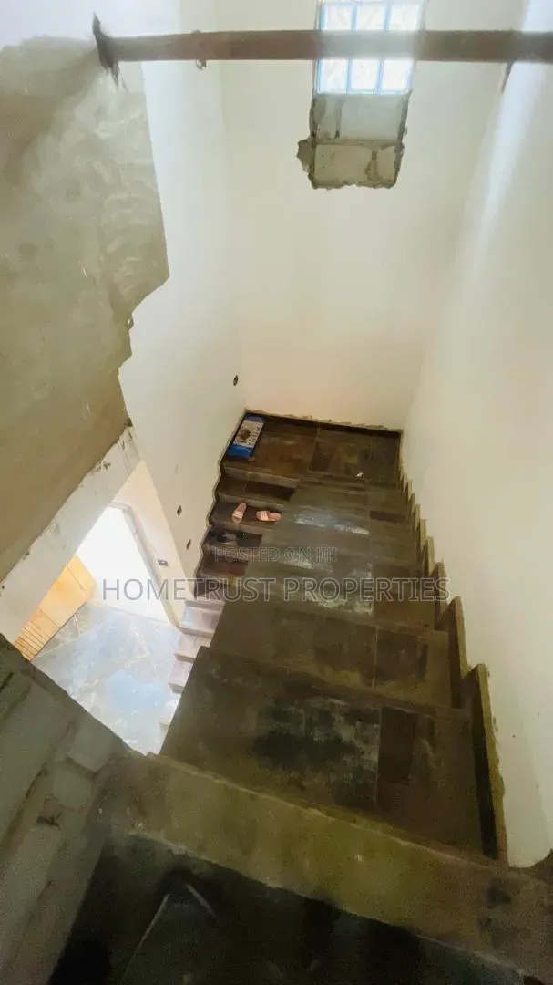 6bdrm Duplex in Ablekuma Manhean for sale