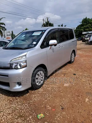 Toyota Voxy 2013 Silver