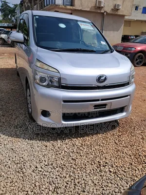 Toyota Voxy 2013 Silver