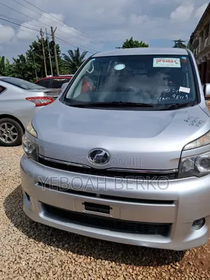 Toyota Voxy 2013 Silver