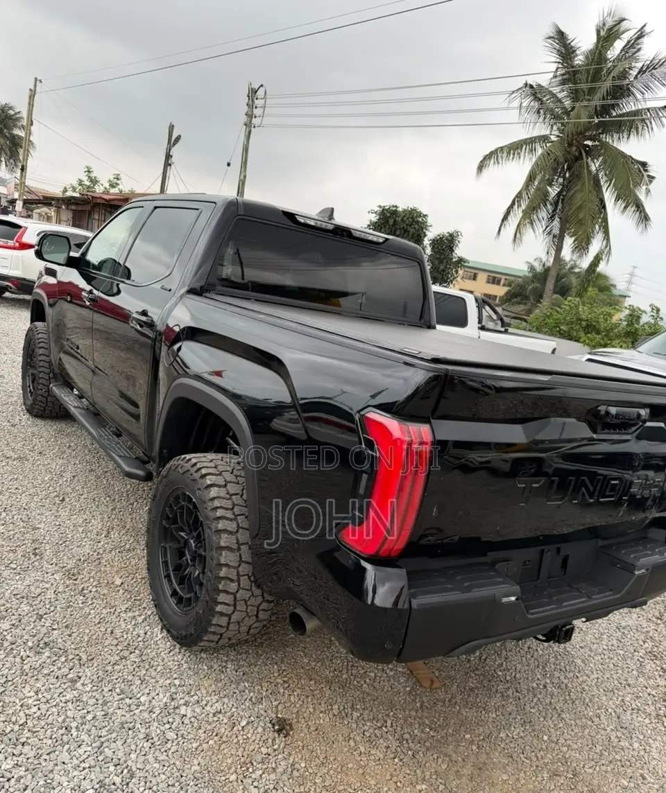 New Toyota Tundra Limited CrewMax 4WD SB w/6.5' Bed 2026 Black