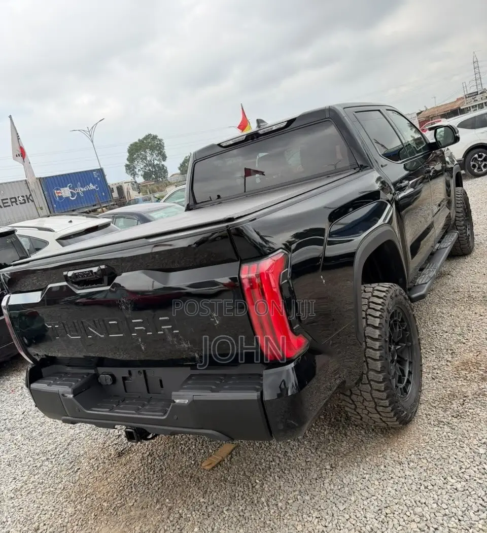 New Toyota Tundra Limited CrewMax 4WD SB w/6.5' Bed 2026 Black