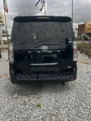 Toyota Voxy V 4WD 8-Seater 2013 Matt Black