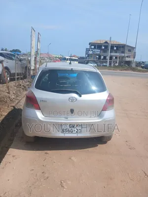 Toyota Vitz 2010 Silver