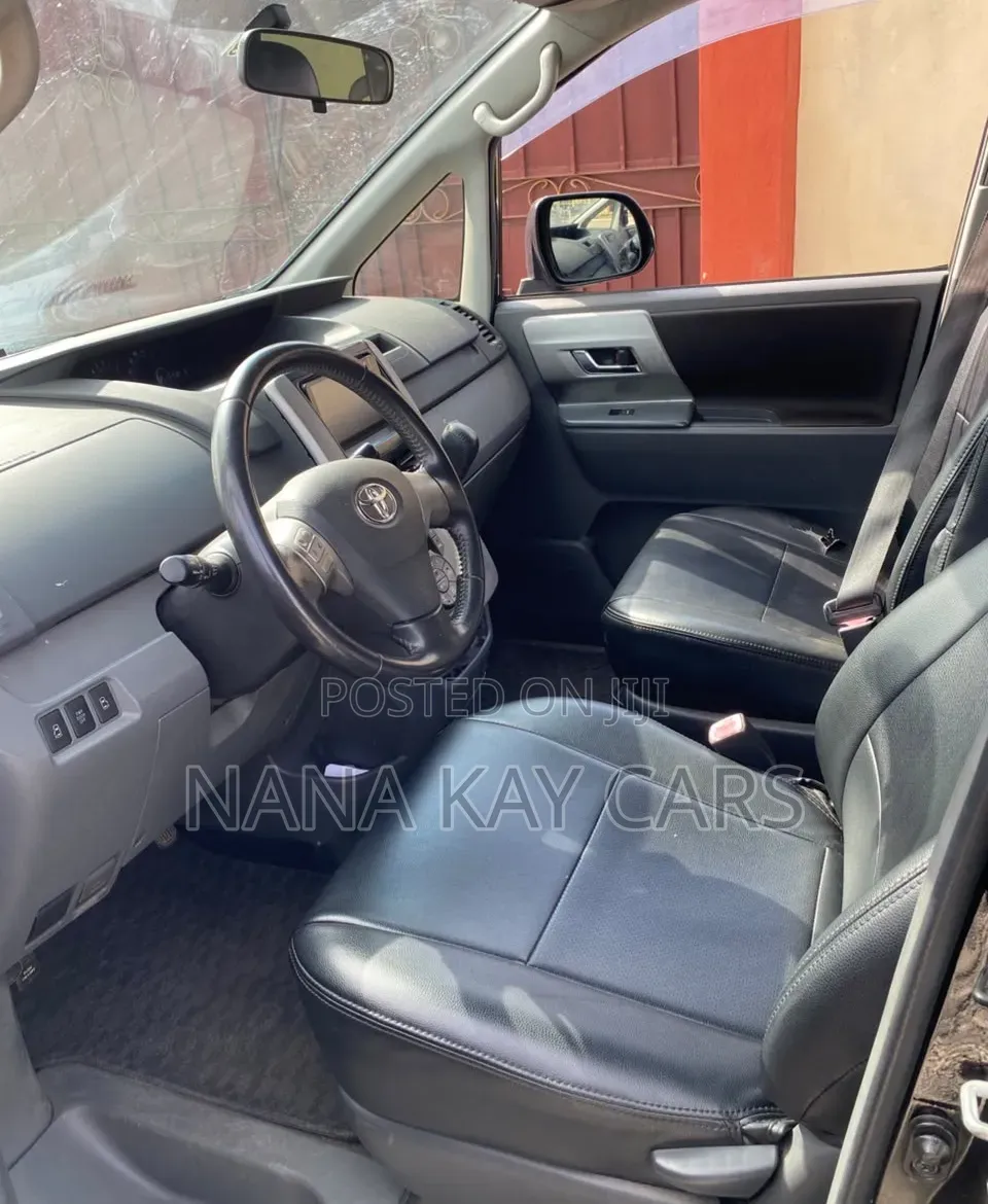 Toyota Voxy ZS 4WD 8-Seater 2013 Black