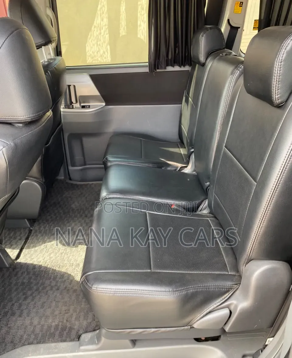 Toyota Voxy ZS 4WD 8-Seater 2013 Black