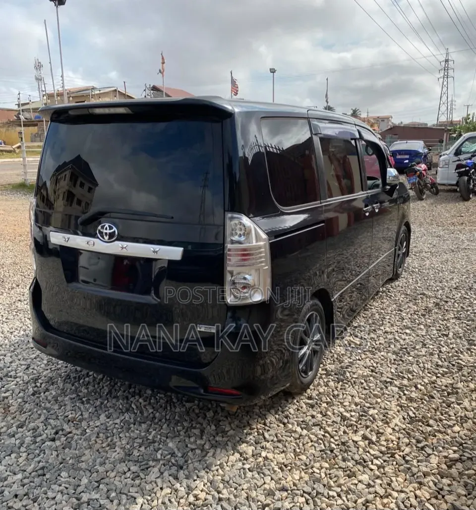 Toyota Voxy ZS 4WD 8-Seater 2013 Black