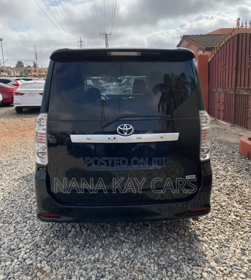 Toyota Voxy ZS 4WD 8-Seater 2013 Black
