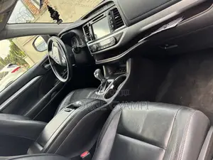 Toyota Highlander XLE 4x4 V6 (3.5L 6cyl 8A) 2018 White