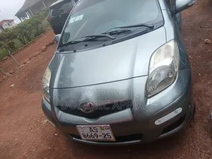 Toyota Vitz 1.3 AWD 5dr 2012 Gray