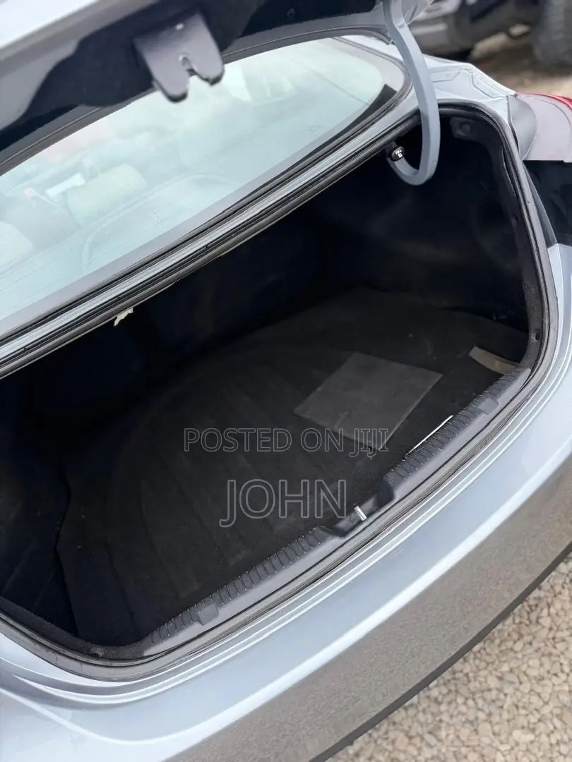 Hyundai Elantra SE Sedan FWD (1.8L 4cyl 6A) 2016 Gray