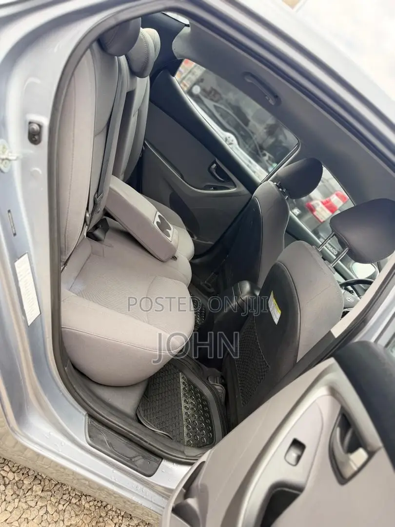 Hyundai Elantra SE Sedan FWD (1.8L 4cyl 6A) 2016 Gray