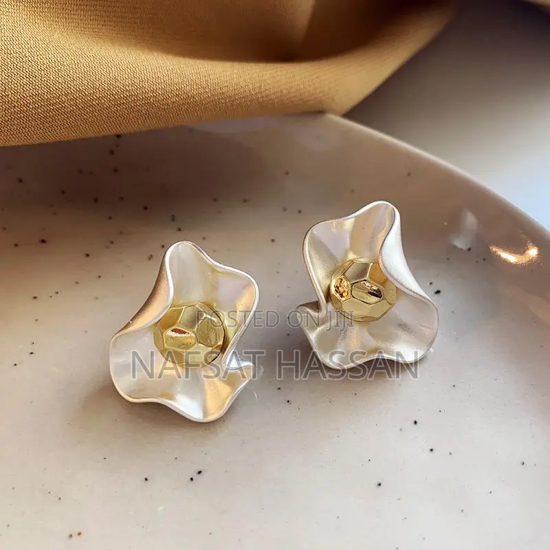 French Irregular Flower Stud Earrings