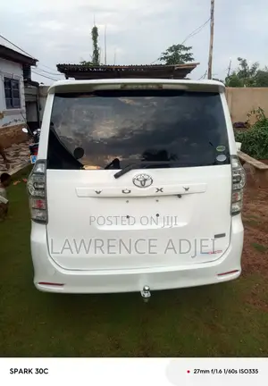 Toyota Voxy V 2WD 8-Seater 2013 White