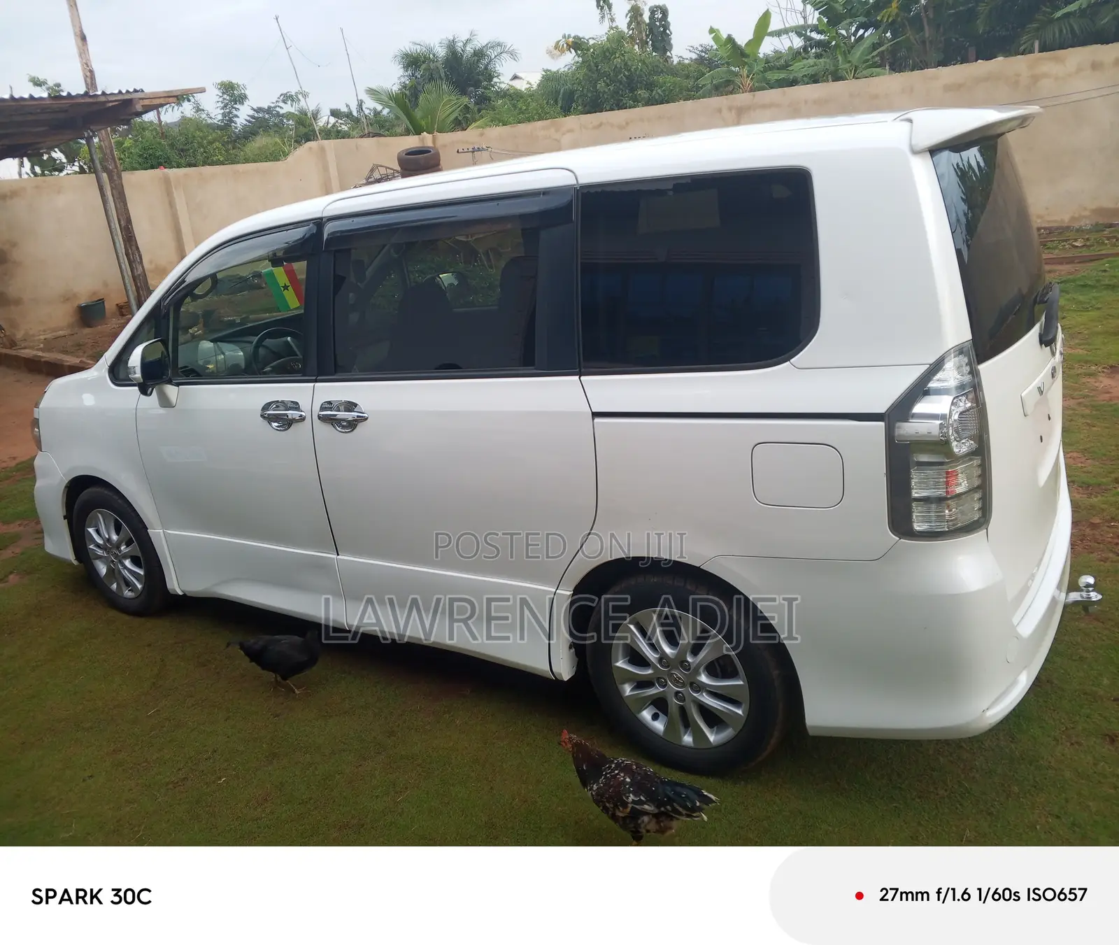 Toyota Voxy V 2WD 8-Seater 2013 White