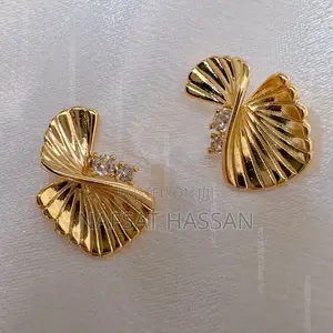 Gold Twisted Shape Pendat Earring
