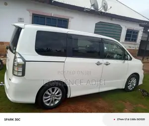 Toyota Voxy V 2WD 8-Seater 2013 White