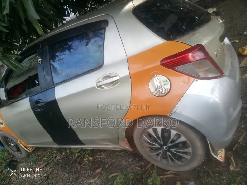 Toyota Vitz 2012 Silver