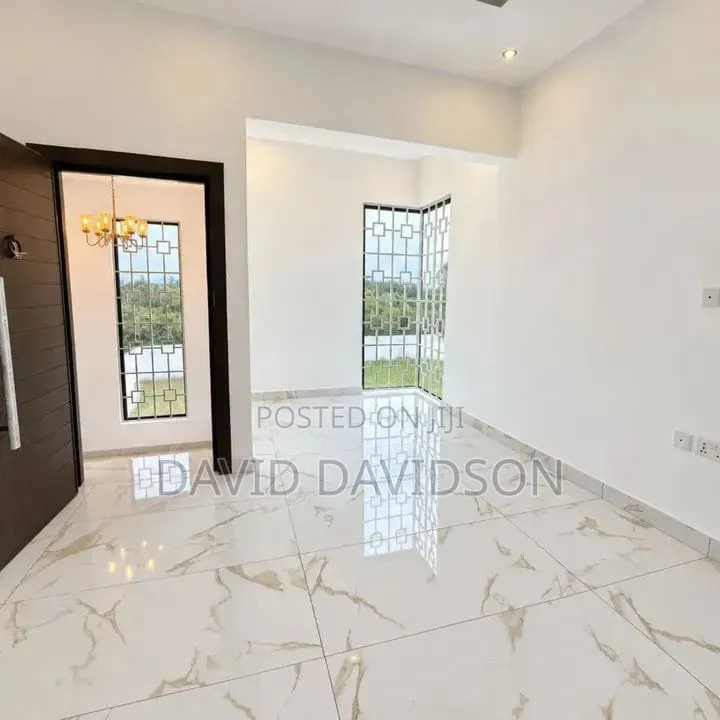 5bdrm House in Modern 5 Bedroom, Tema Metropolitan for sale