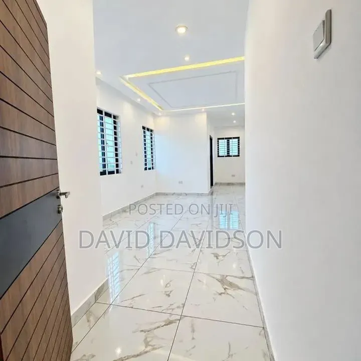 5bdrm House in Modern 5 Bedroom, Tema Metropolitan for sale