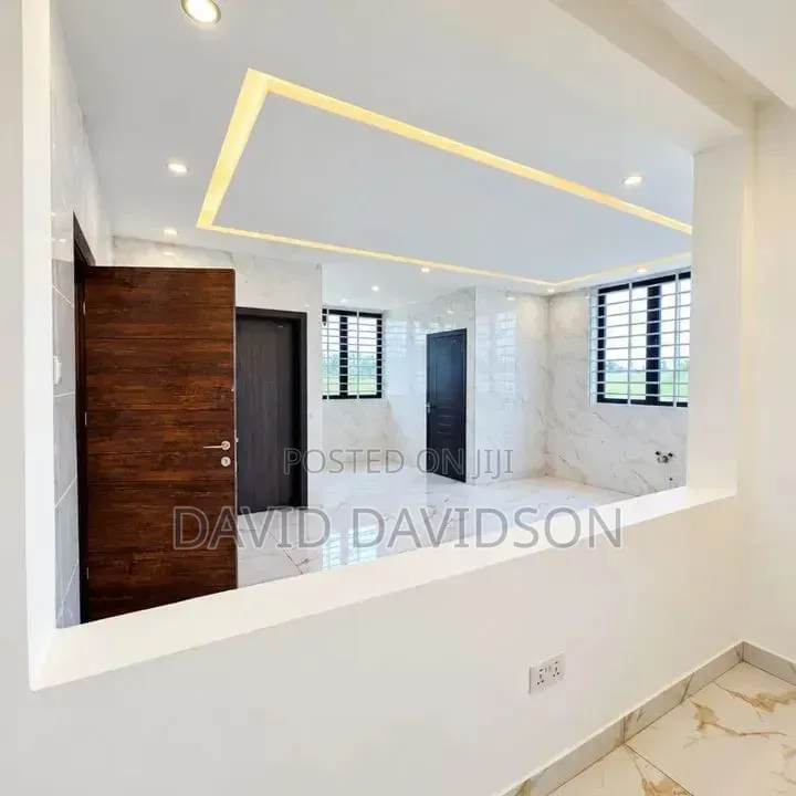 5bdrm House in Modern 5 Bedroom, Tema Metropolitan for sale