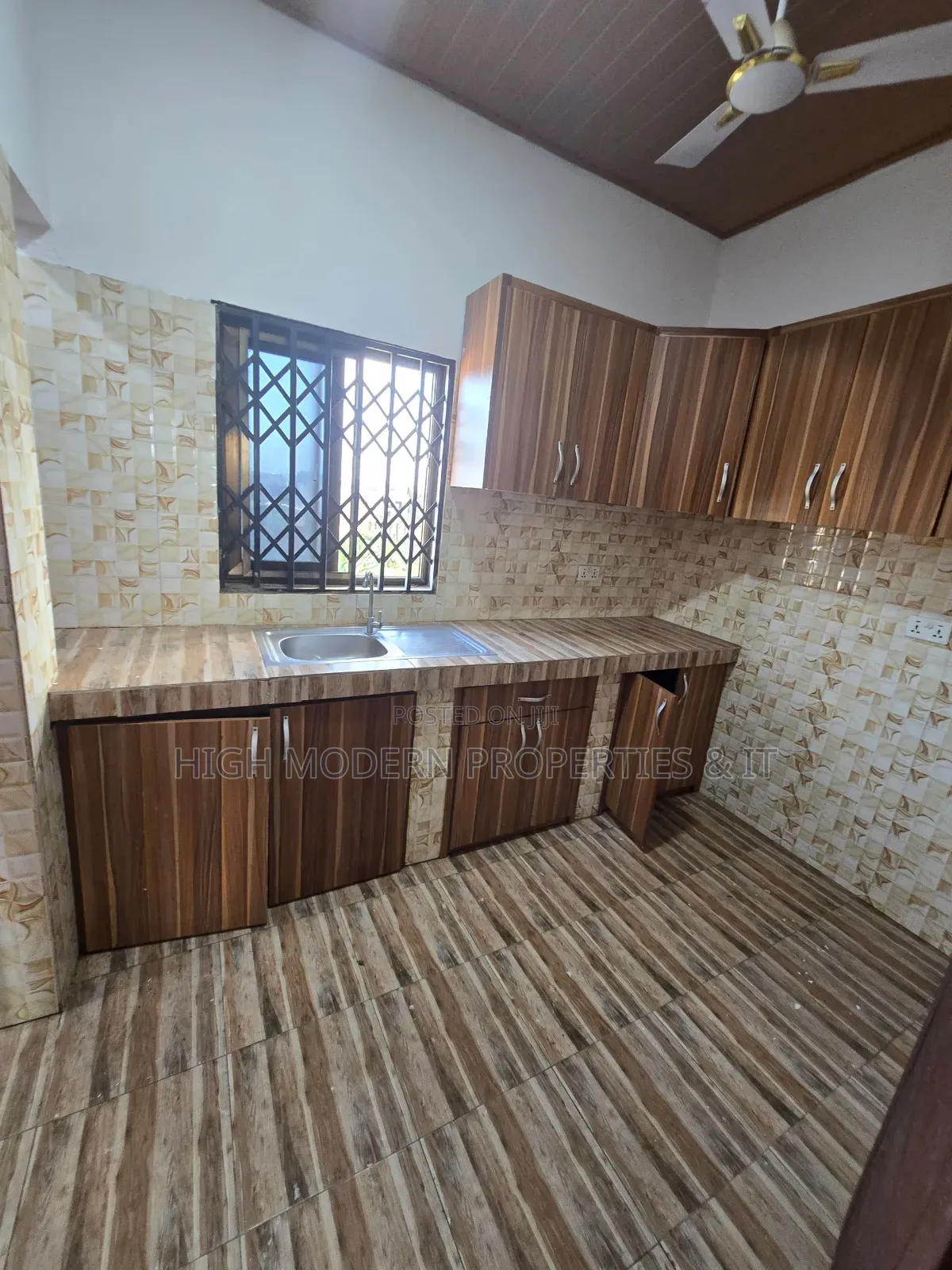 2bdrm Apartment in Paris Villa, New Town for rent