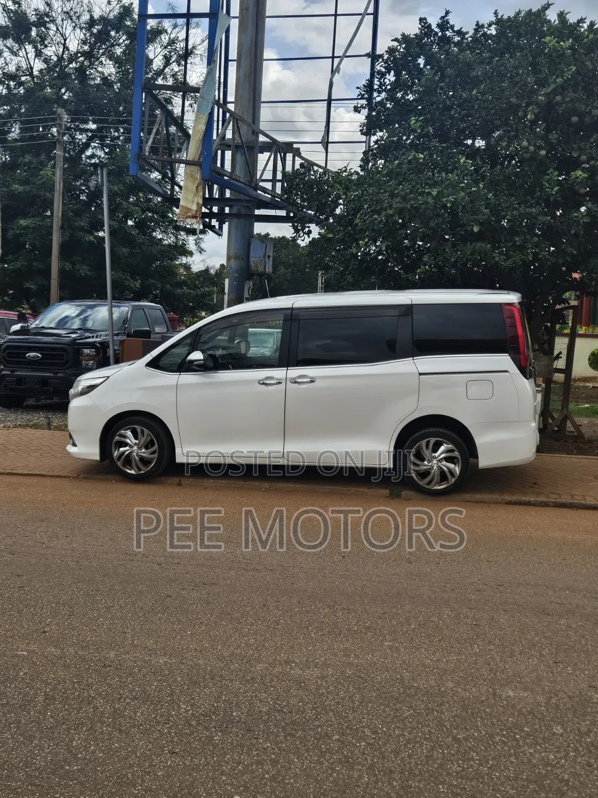 Toyota Esquire 2.0 FWD (8 seater) 2016 White